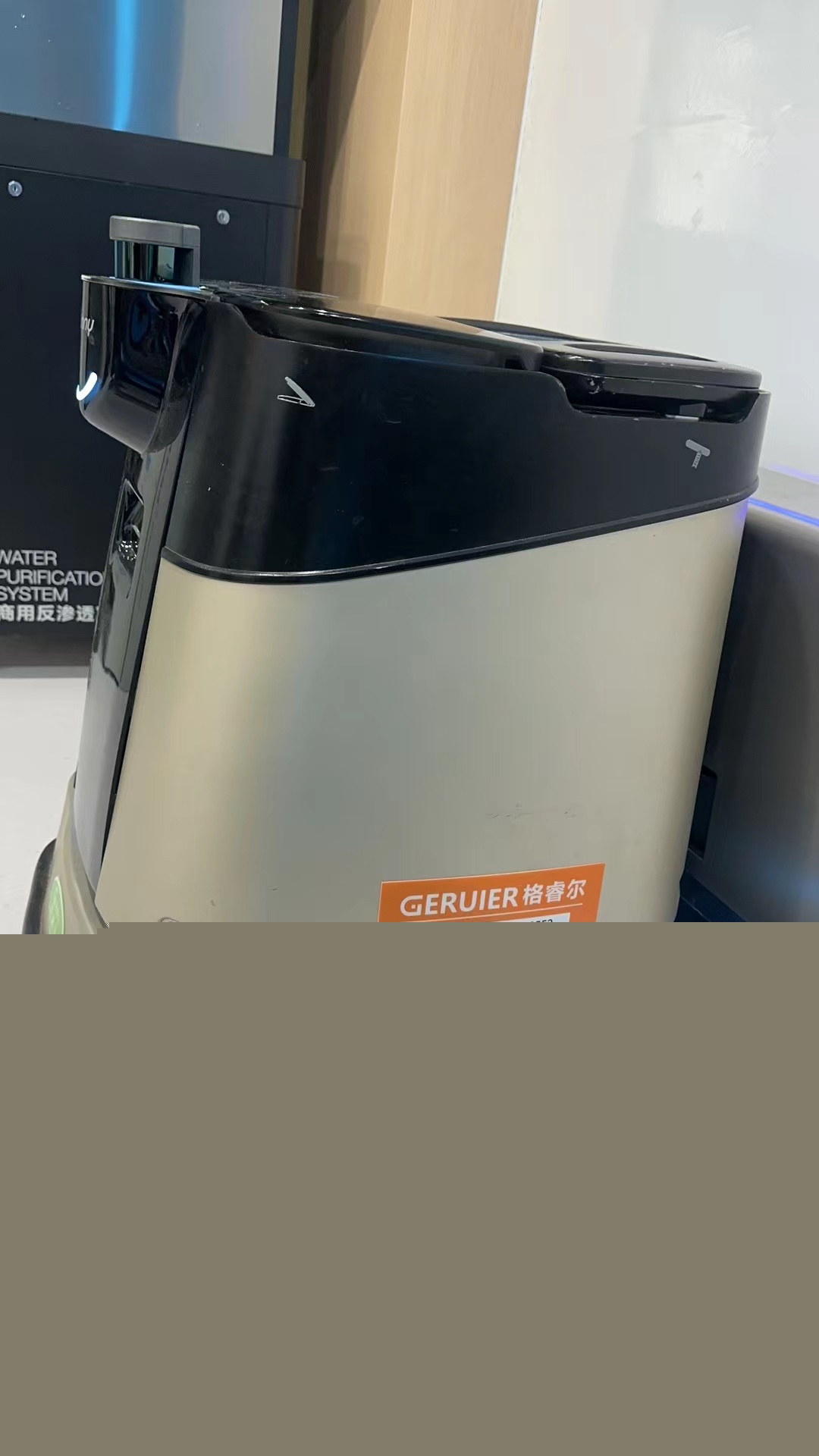 江蘇知名生物制藥企業(yè)無(wú)人清潔機(jī)器人